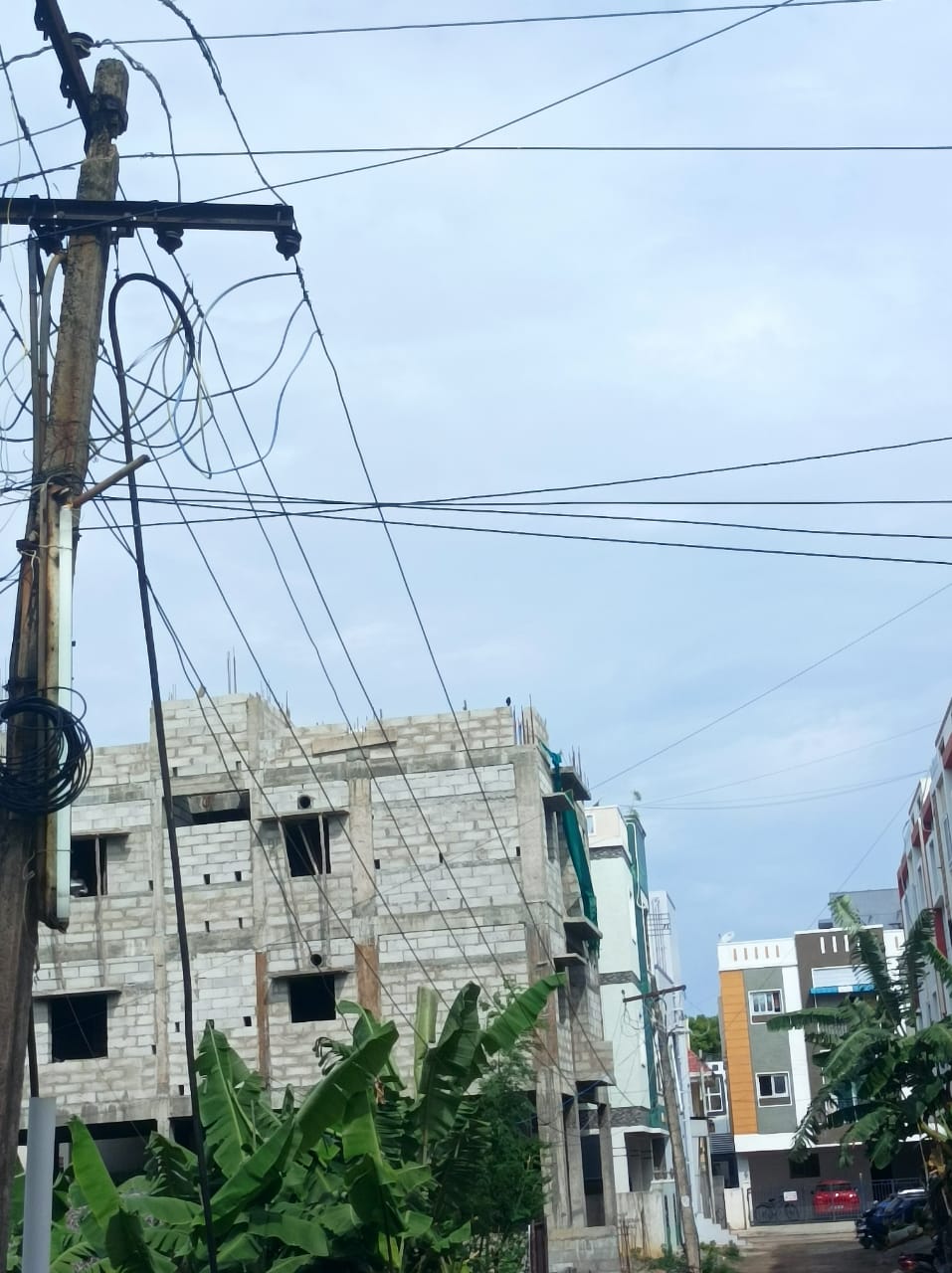 பழுதடைந்த மின்கம்பங்கள் பழுதடைந்த மின்கம்பங்கள்