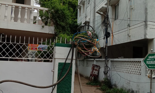 சேதமடைந்த மின் இணைப்பு பெட்டி