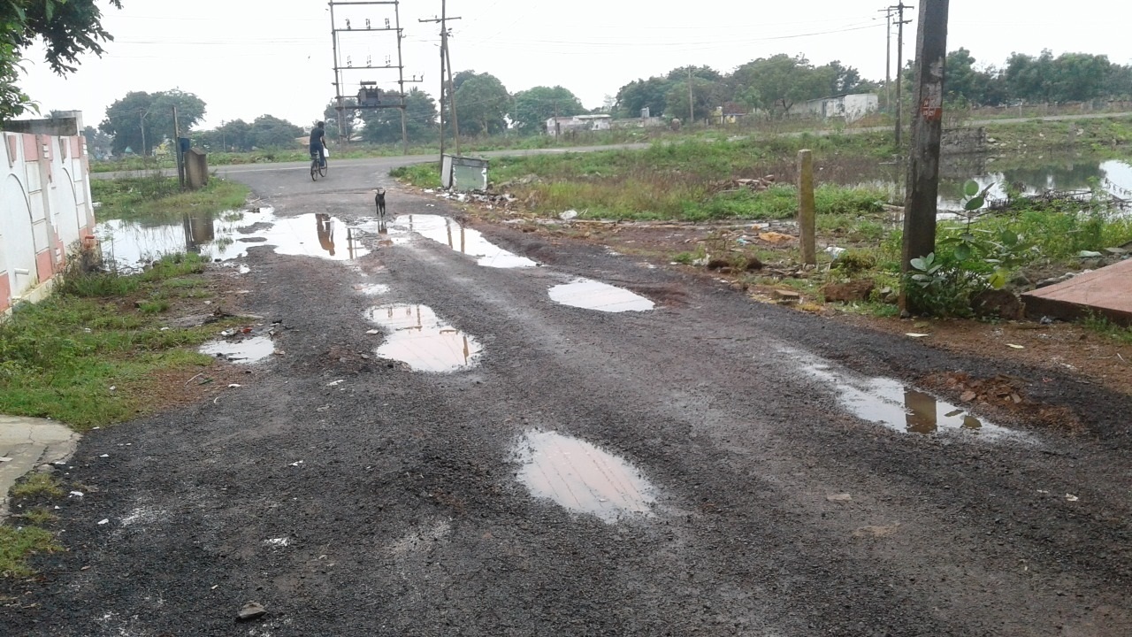 குண்டும், குழியுமான சாலை