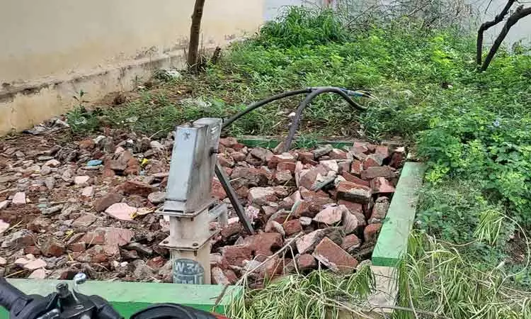 கண்டுகொள்ளாத அதிகாரிகள் கண்டுகொள்ளாத அதிகாரிகள்