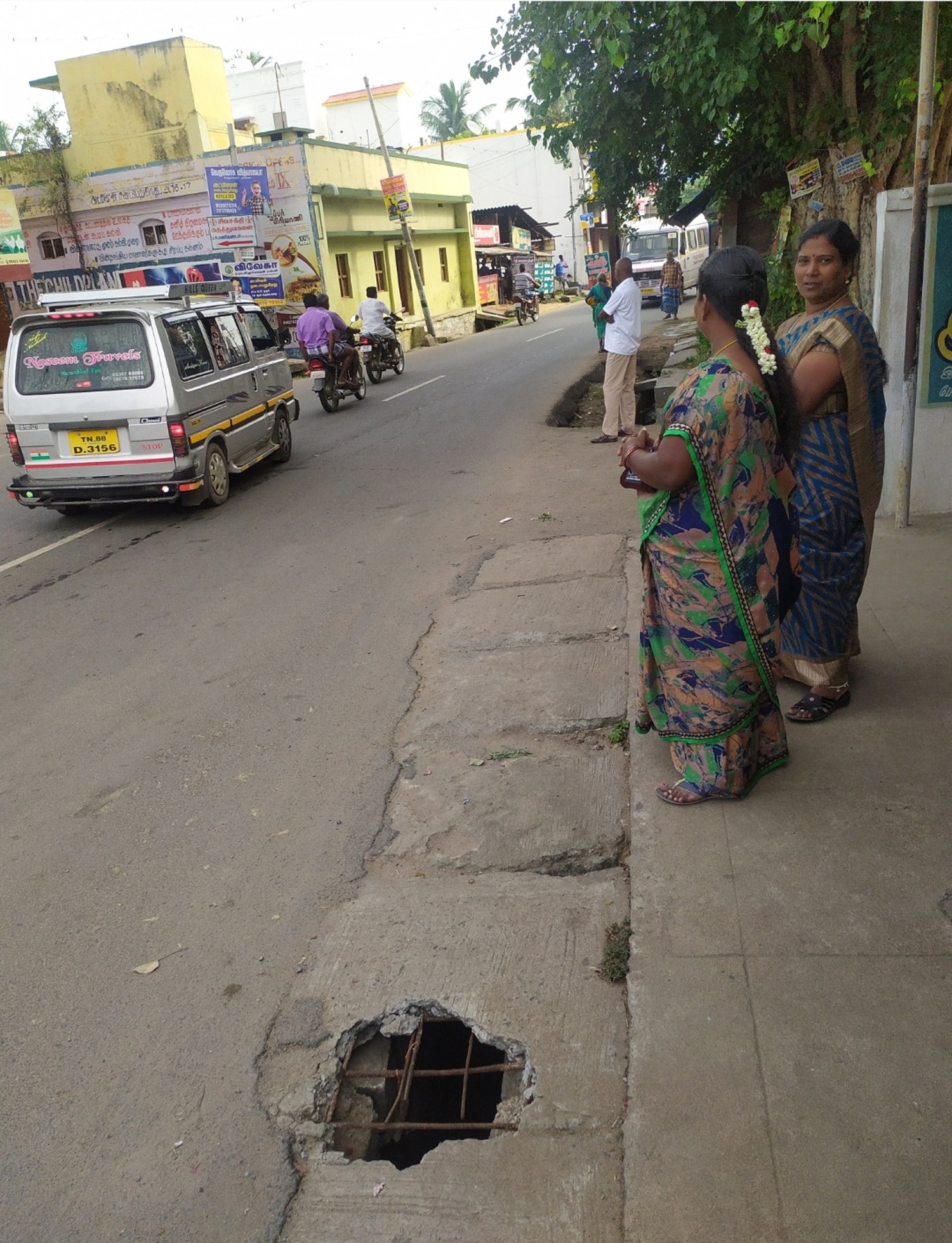 உடைந்த கான்கிரீட் தளம் உடைந்த கான்கிரீட் தளம்