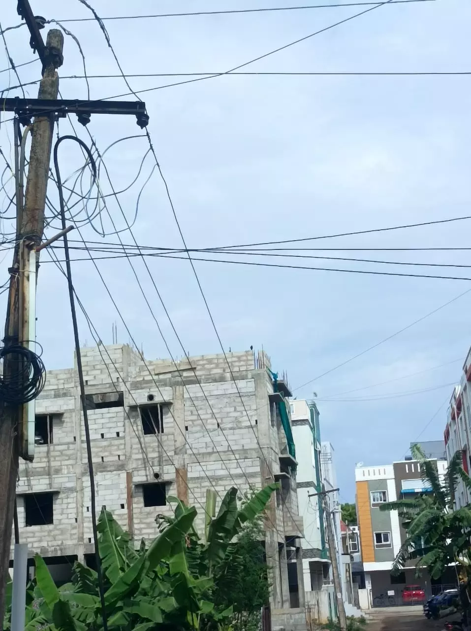 பழுதடைந்த மின்கம்பங்கள் பழுதடைந்த மின்கம்பங்கள்