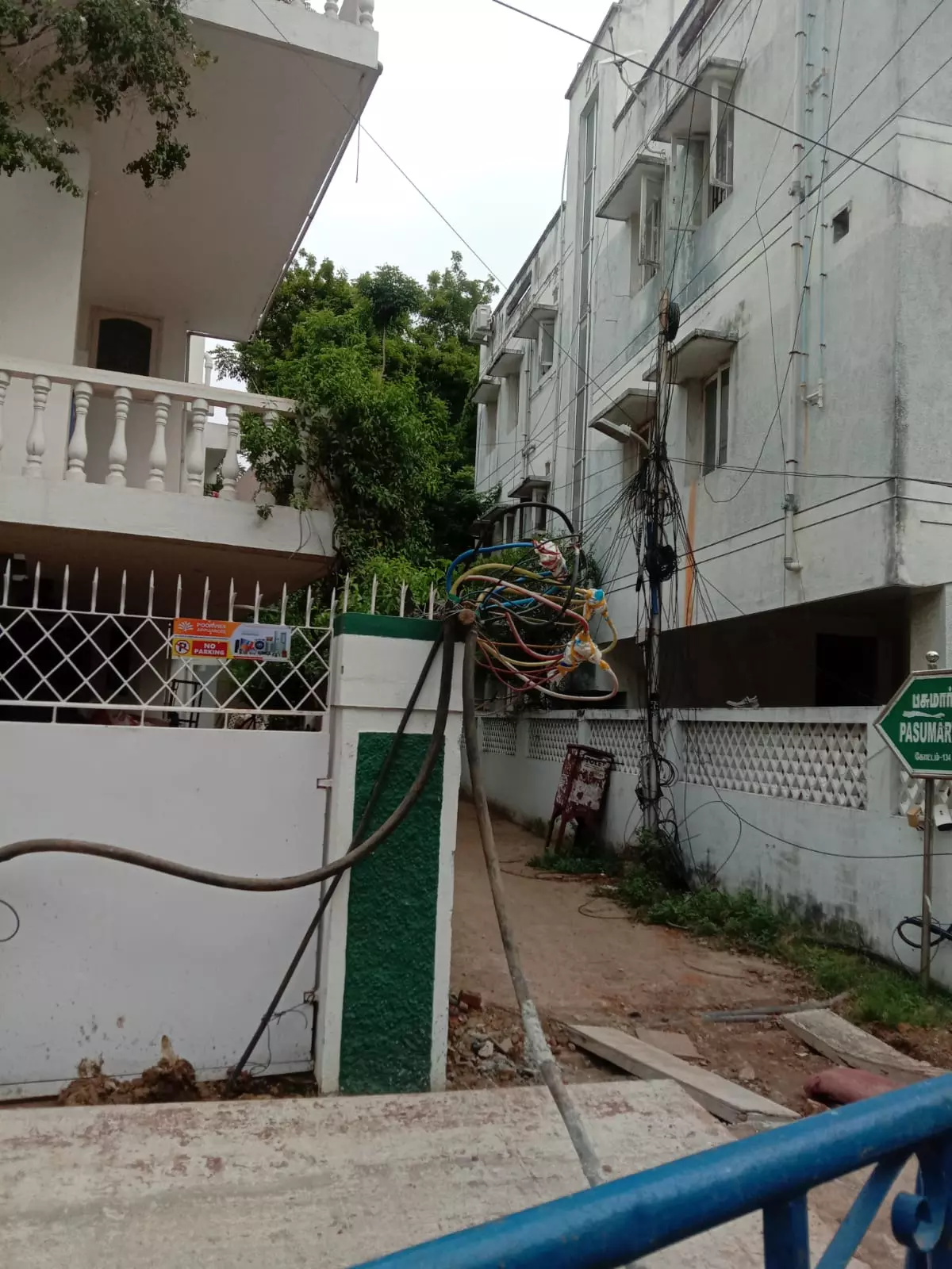 சேதமடைந்த மின் இணைப்பு பெட்டி சேதமடைந்த மின் இணைப்பு பெட்டி