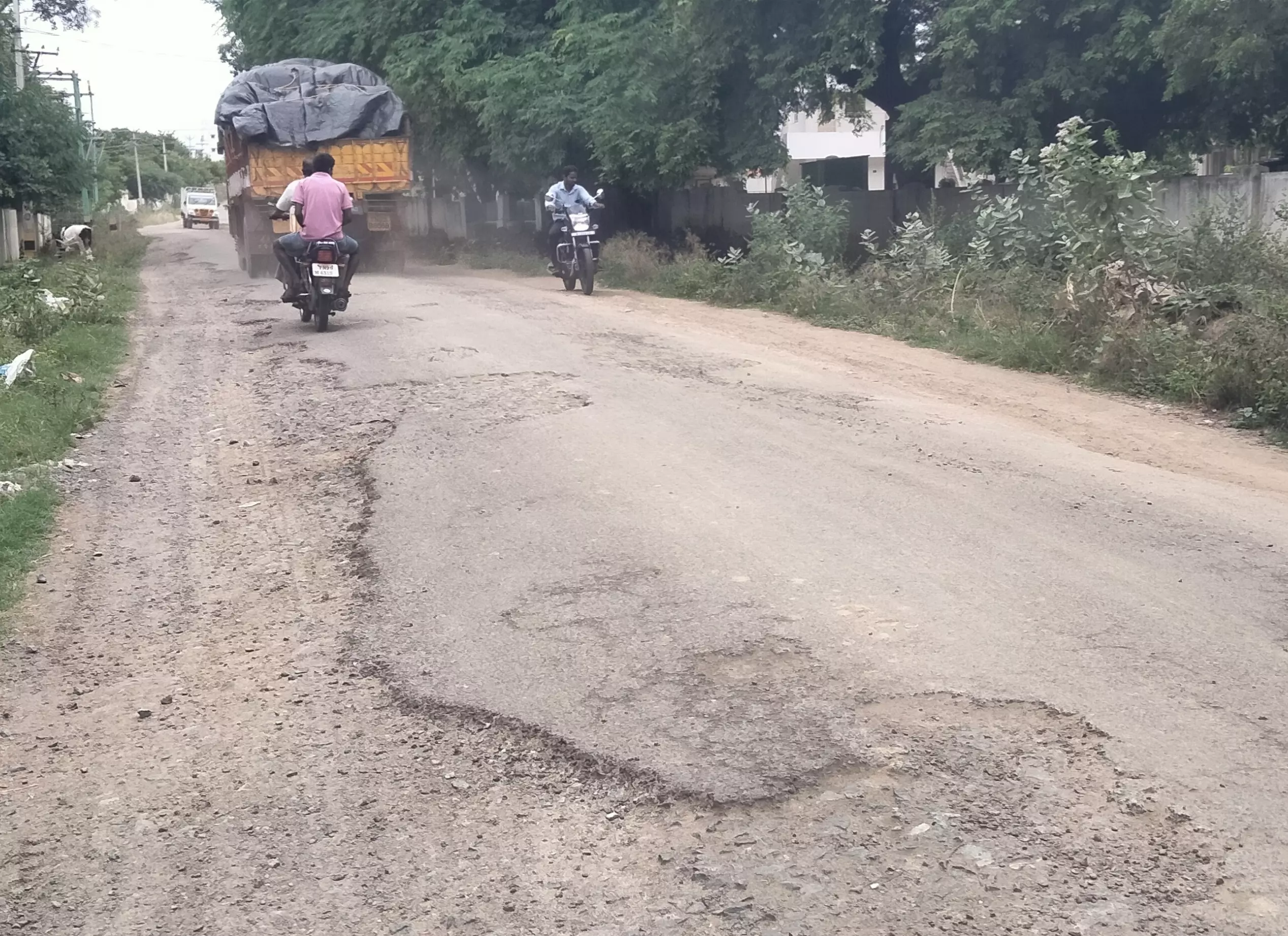 குண்டும், குழியுமான சாலை குண்டும், குழியுமான சாலை