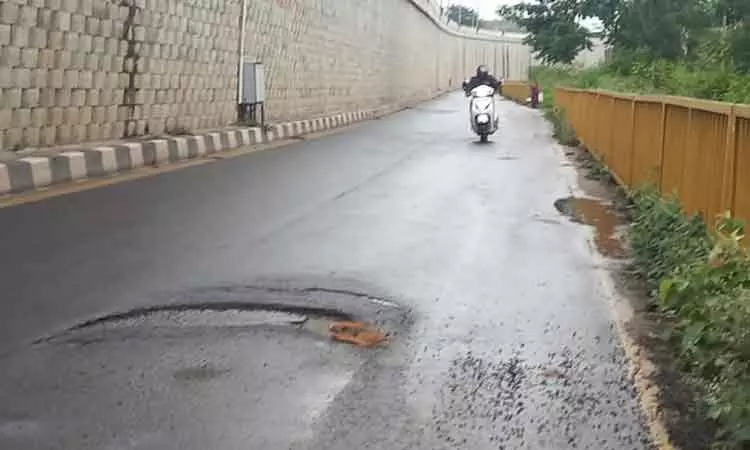 குண்டும், குழியுமான சாலை