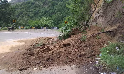 மலைப்பாதையில் மண் குவியல் மலைப்பாதையில் மண் குவியல்