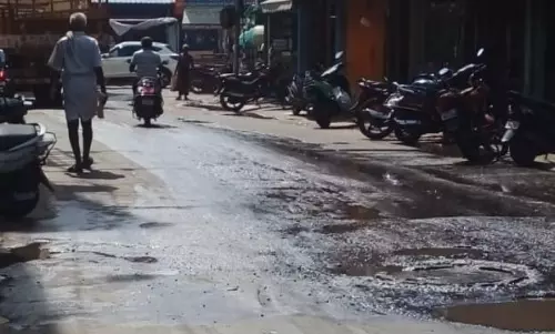 சாலையில் வழிந்தோடும் கழிவுநீர்