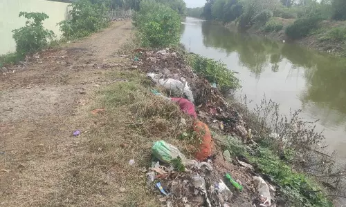 ஆற்றில் கொடடப்படும் குப்பைகள்