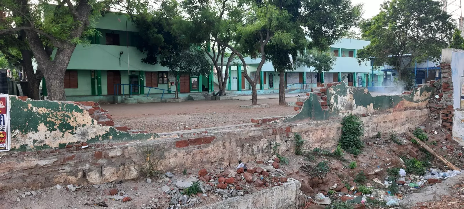 இடிந்து விழுந்த பள்ளி சுற்றுச்சுவர் இடிந்து விழுந்த பள்ளி சுற்றுச்சுவர்