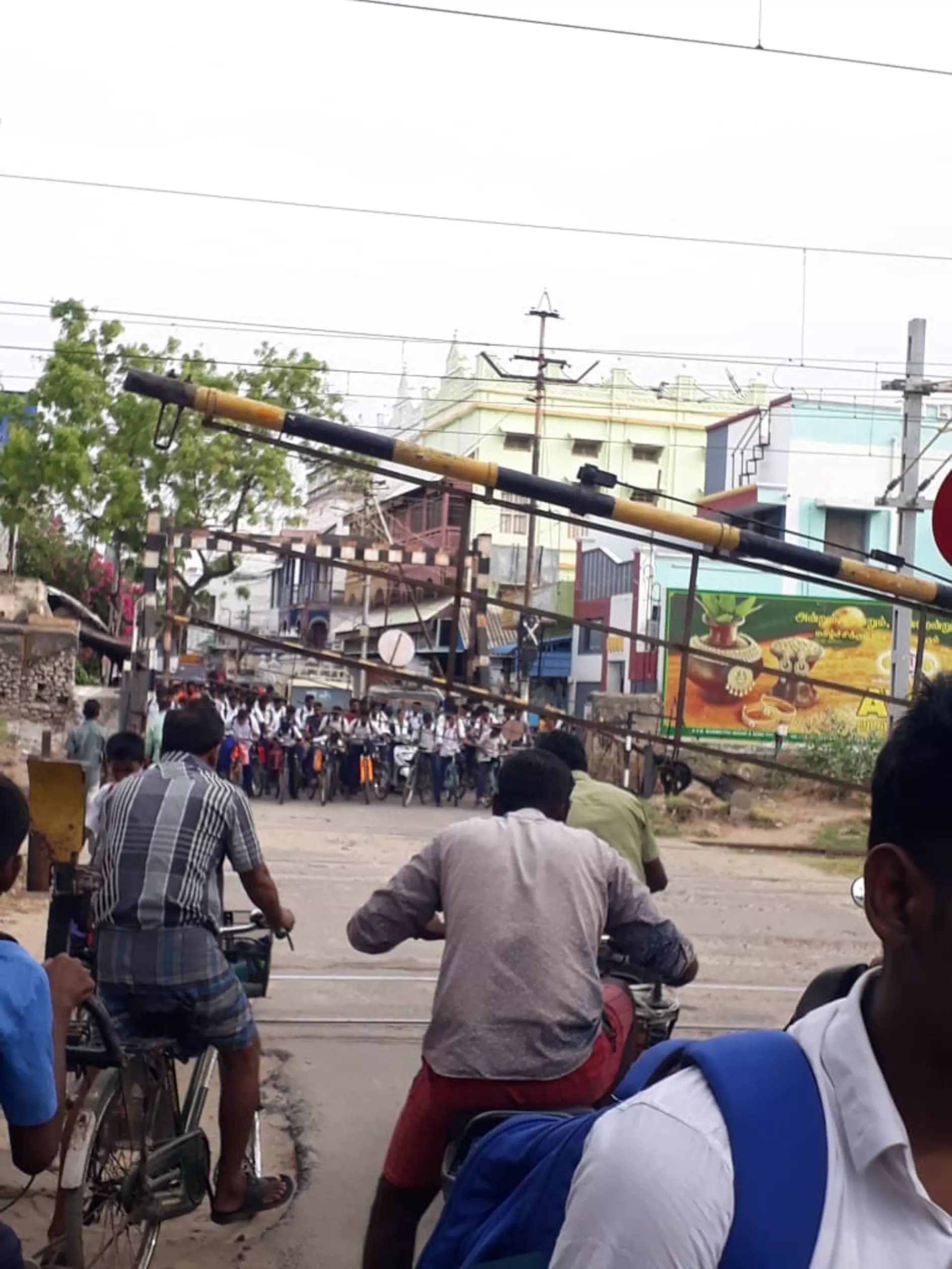 ரெயில்வே கேட்டால் வாகன ஓட்டிகள் அவதி ரெயில்வே கேட்டால் வாகன ஓட்டிகள் அவதி