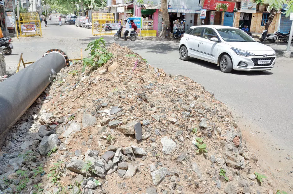 நடுரோட்டில் மண் குவியல்