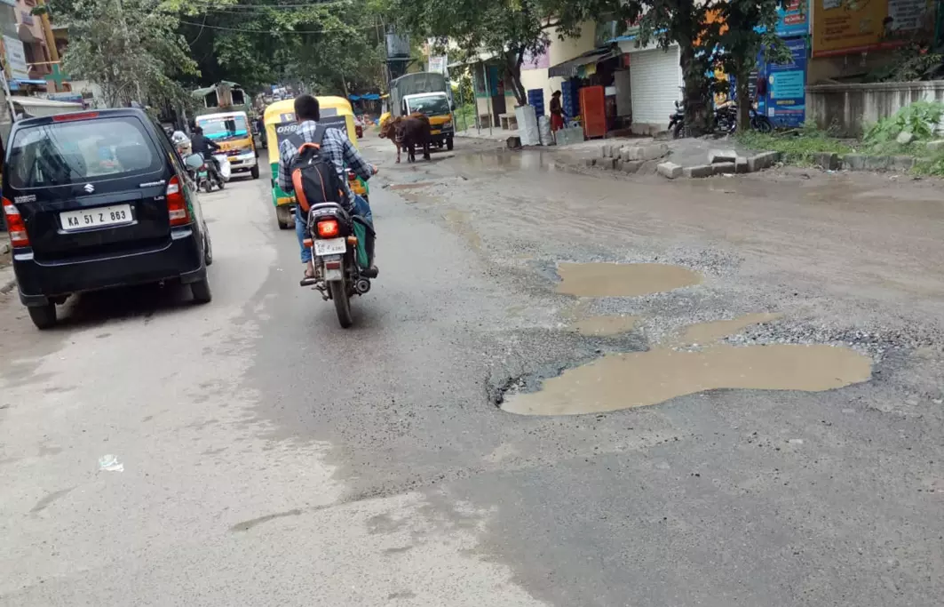 சாலை பள்ளம் மூடப்படுமா?