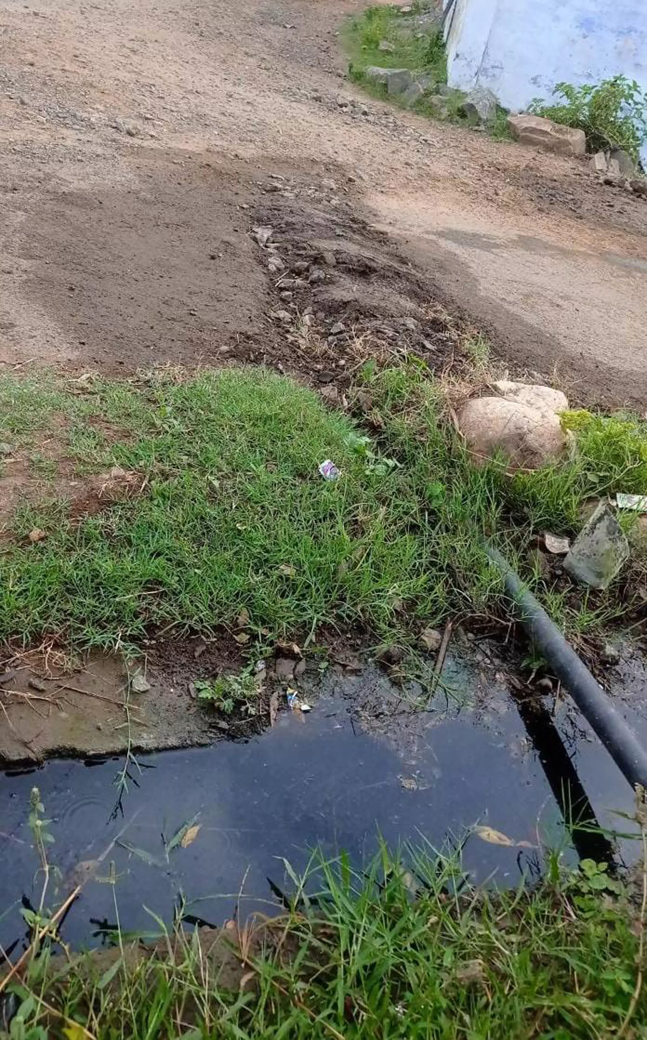 சாக்கடையை தூர்வார வேண்டும்