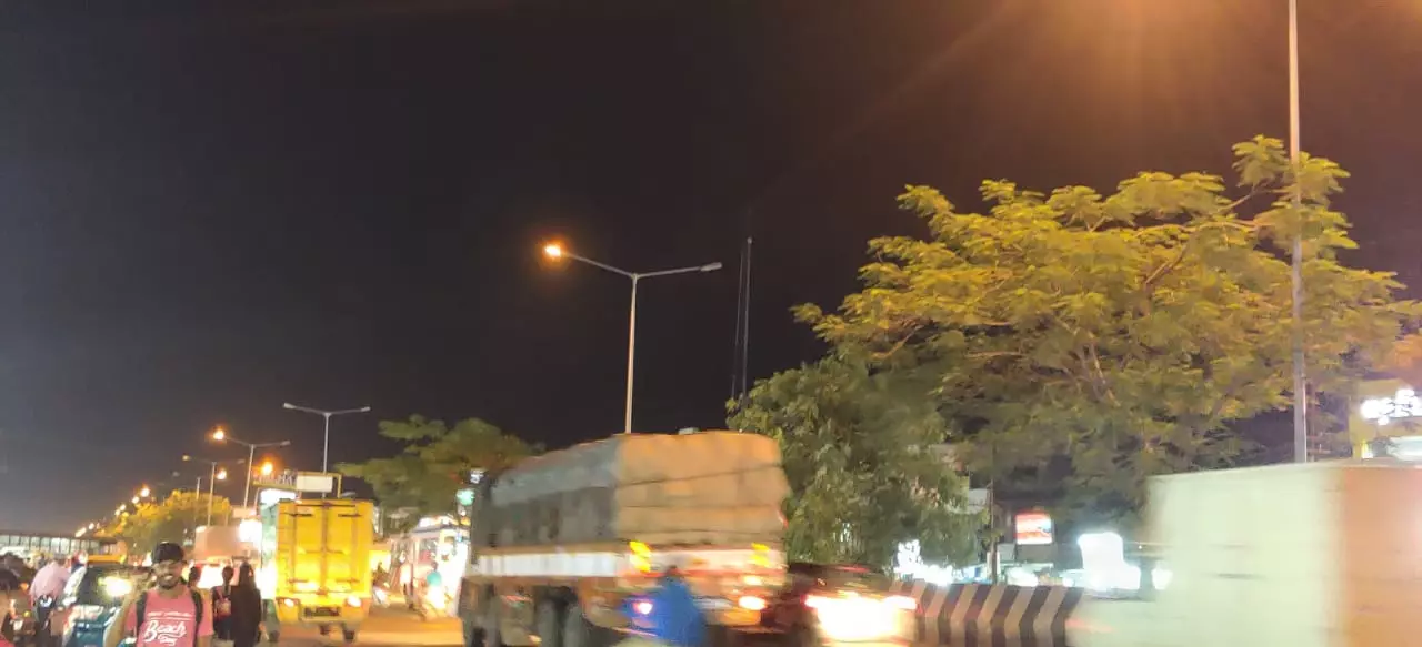 மீண்டும் ஒளிர்ந்த மின் விளக்குகள் மீண்டும் ஒளிர்ந்த மின் விளக்குகள்