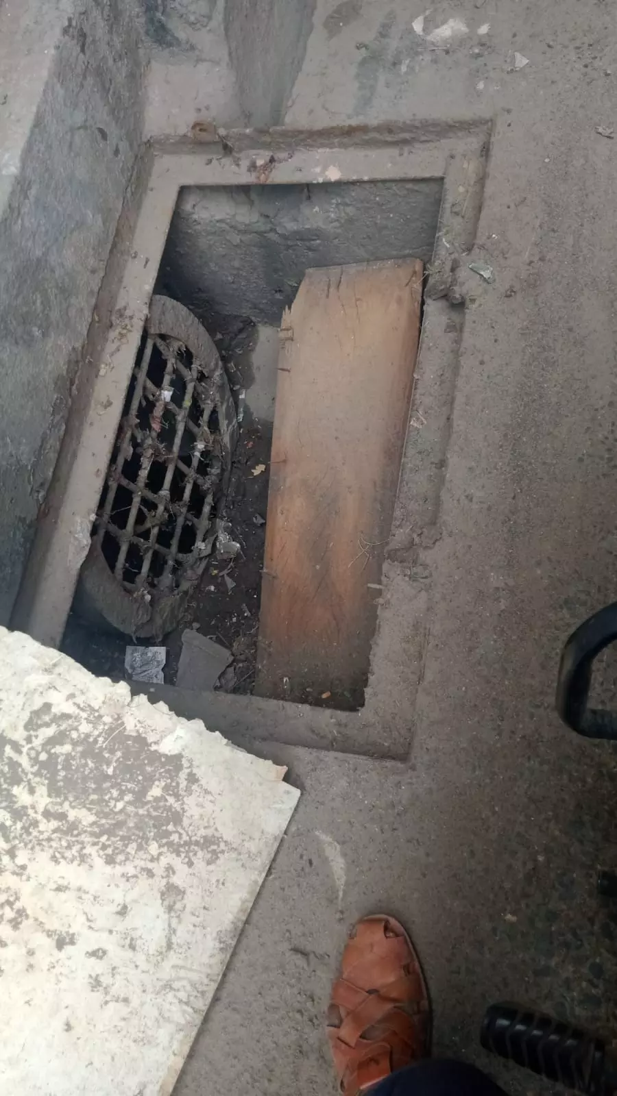 மூடி எங்கே?