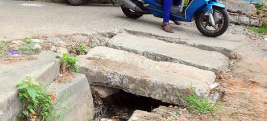 சேதமடைந்த சிமெண்டு சிலாப் சேதமடைந்த சிமெண்டு சிலாப்