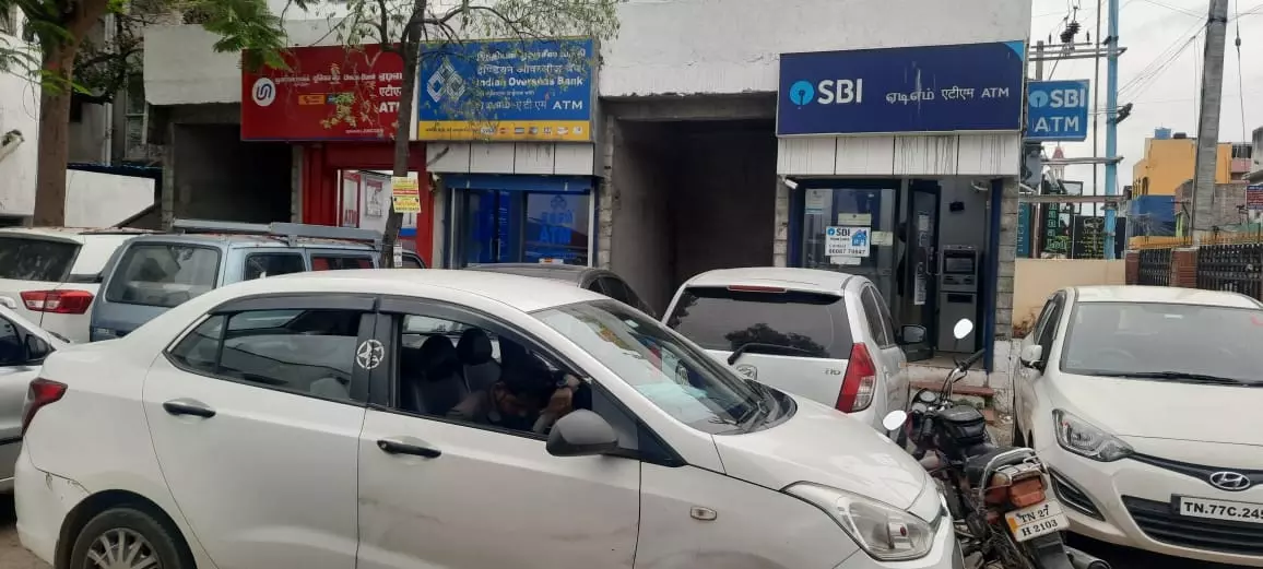 ஏ.டி.எம். முன்பு நிற்கும் வாகனங்கள்