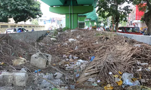 மேம்பாலம் அடியில் கொட்டப்படும் குப்பைகள் மேம்பாலம் அடியில் கொட்டப்படும் குப்பைகள்