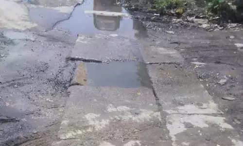 கால்வாயை சீரமைக்க வேண்டும் கால்வாயை சீரமைக்க வேண்டும்