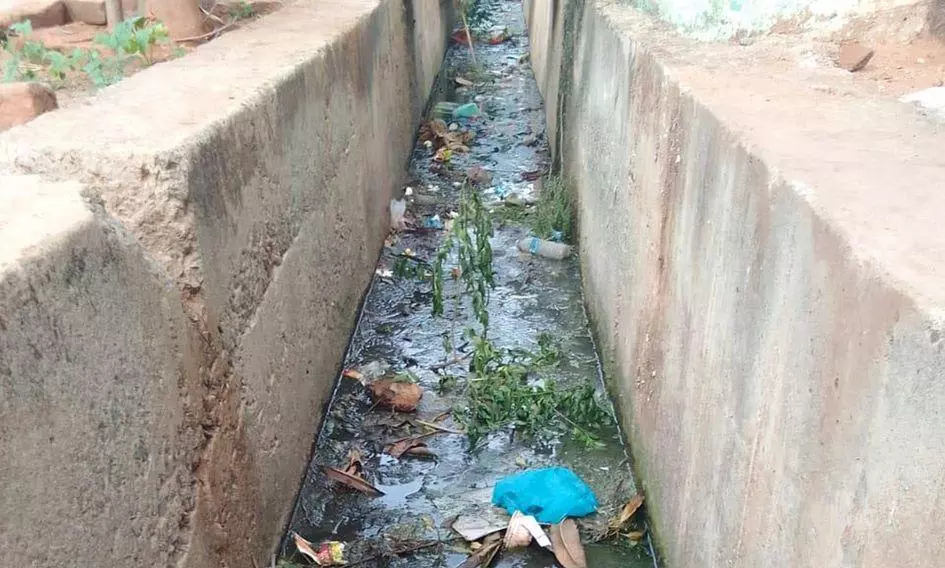 கால்வாயில் தேங்கும் கழிவுநீர் கால்வாயில் தேங்கும் கழிவுநீர்