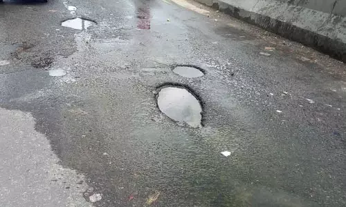 குண்டும் குழியுமான சாலை குண்டும் குழியுமான சாலை