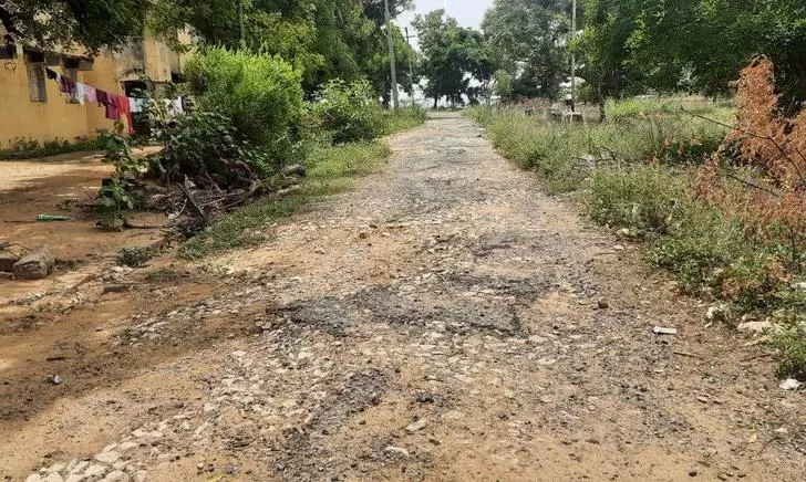 மண்பாதையாக மாறும் சாலை மண்பாதையாக மாறும் சாலை