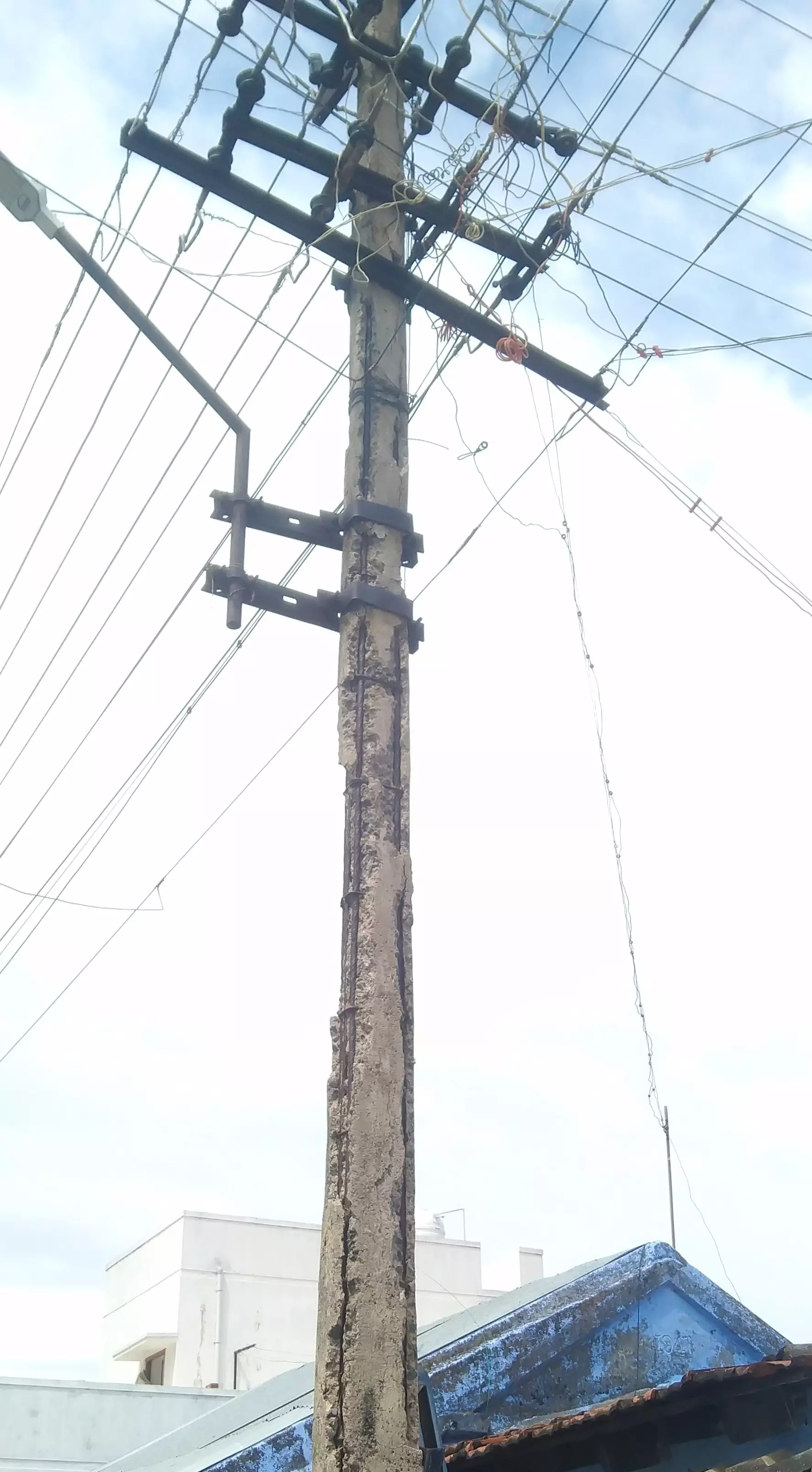 ஆபத்தான மின்கம்பம்