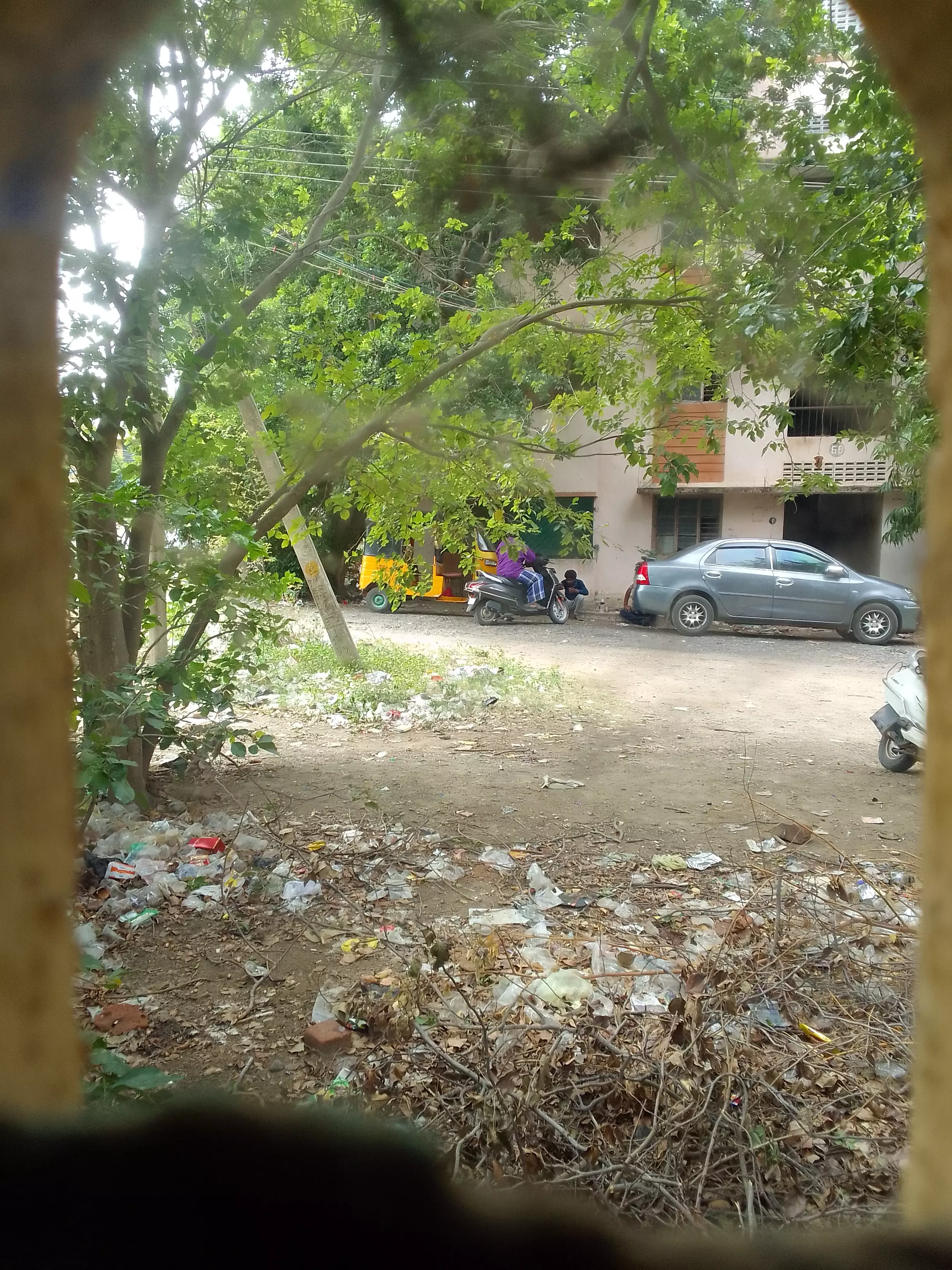 மதுபாராக காட்சியளிக்கும் குடியிருப்பு பகுதி மதுபாராக காட்சியளிக்கும் குடியிருப்பு பகுதி