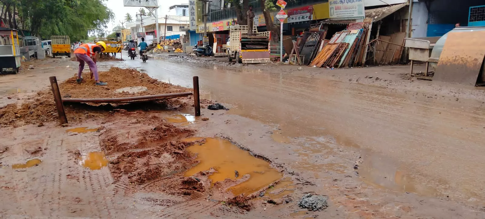 மழையால் பாதிக்கப்பட்ட சாலை மழையால் பாதிக்கப்பட்ட சாலை