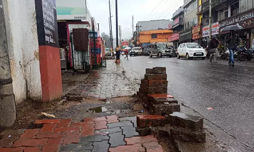 இன்டர்லாக் கற்கள் பெயர்ந்தது