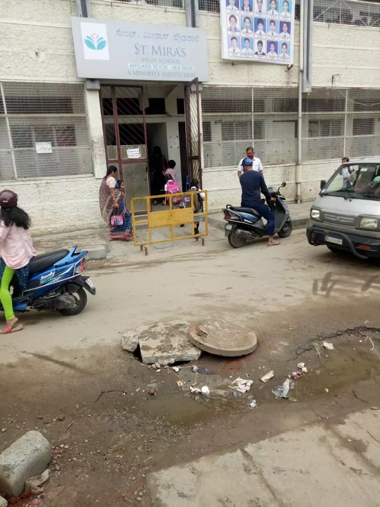 சிதிலமடைந்த கழிவுநீர் வடிகால் மூடி