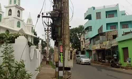 மின்கம்பத்தை மாற்ற வேண்டும் மின்கம்பத்தை மாற்ற வேண்டும்