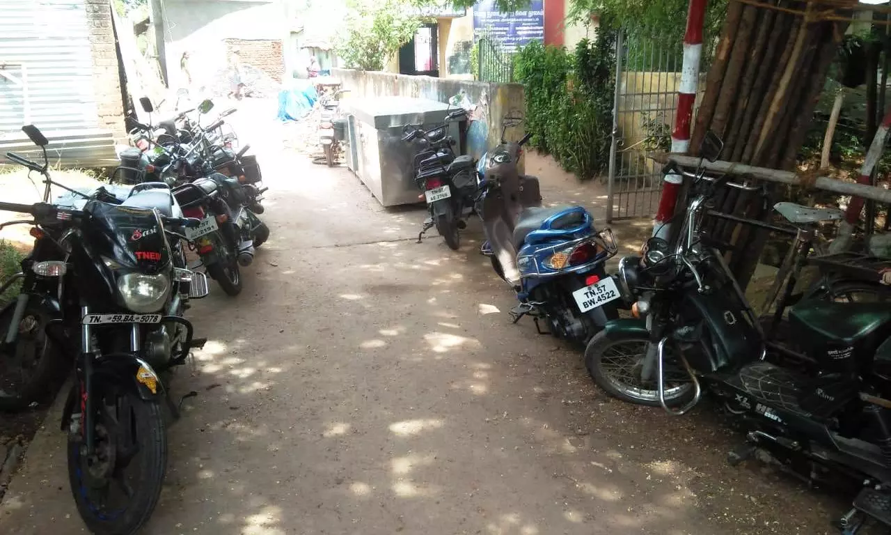 இடையூறாக நிறுத்தப்படும் வாகனங்கள்