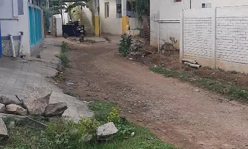 குண்டும், குழியுமான சாலை குண்டும், குழியுமான சாலை