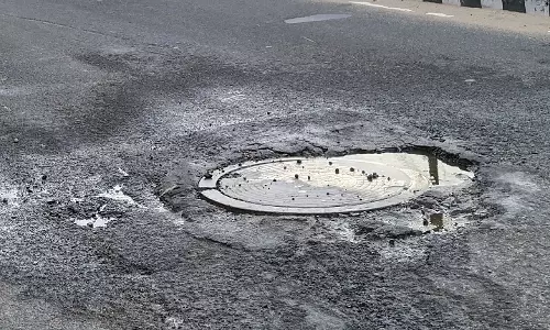 சாலையில் வழிந்தோடும் கழிவு நீர்