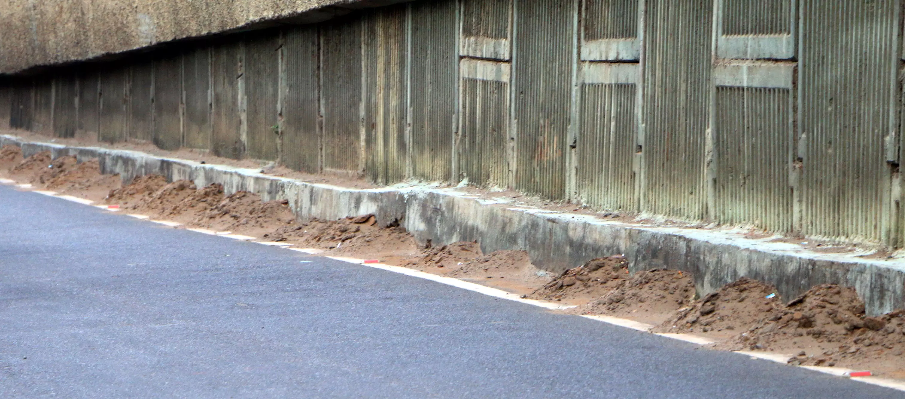 மண் குவியல் அகற்றப்படுமா?