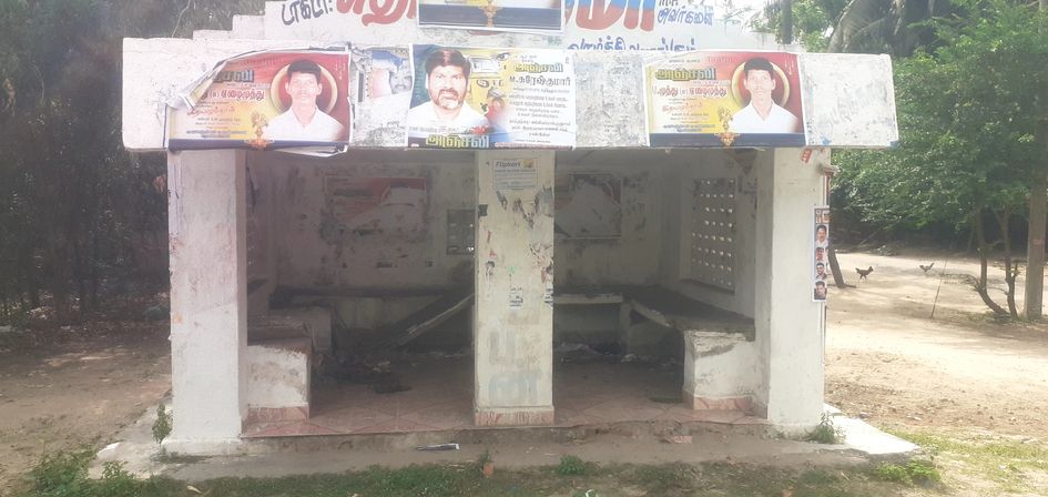 பயணிகள் நிழற்குடையின் அவலம்