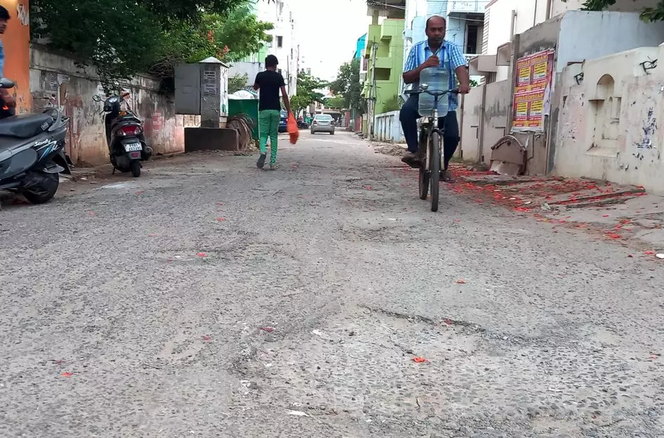 குண்டும், குழியுமான சாலை குண்டும், குழியுமான சாலை