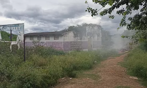 பாழடைந்த சுகாதார வளாகம் பாழடைந்த சுகாதார வளாகம்