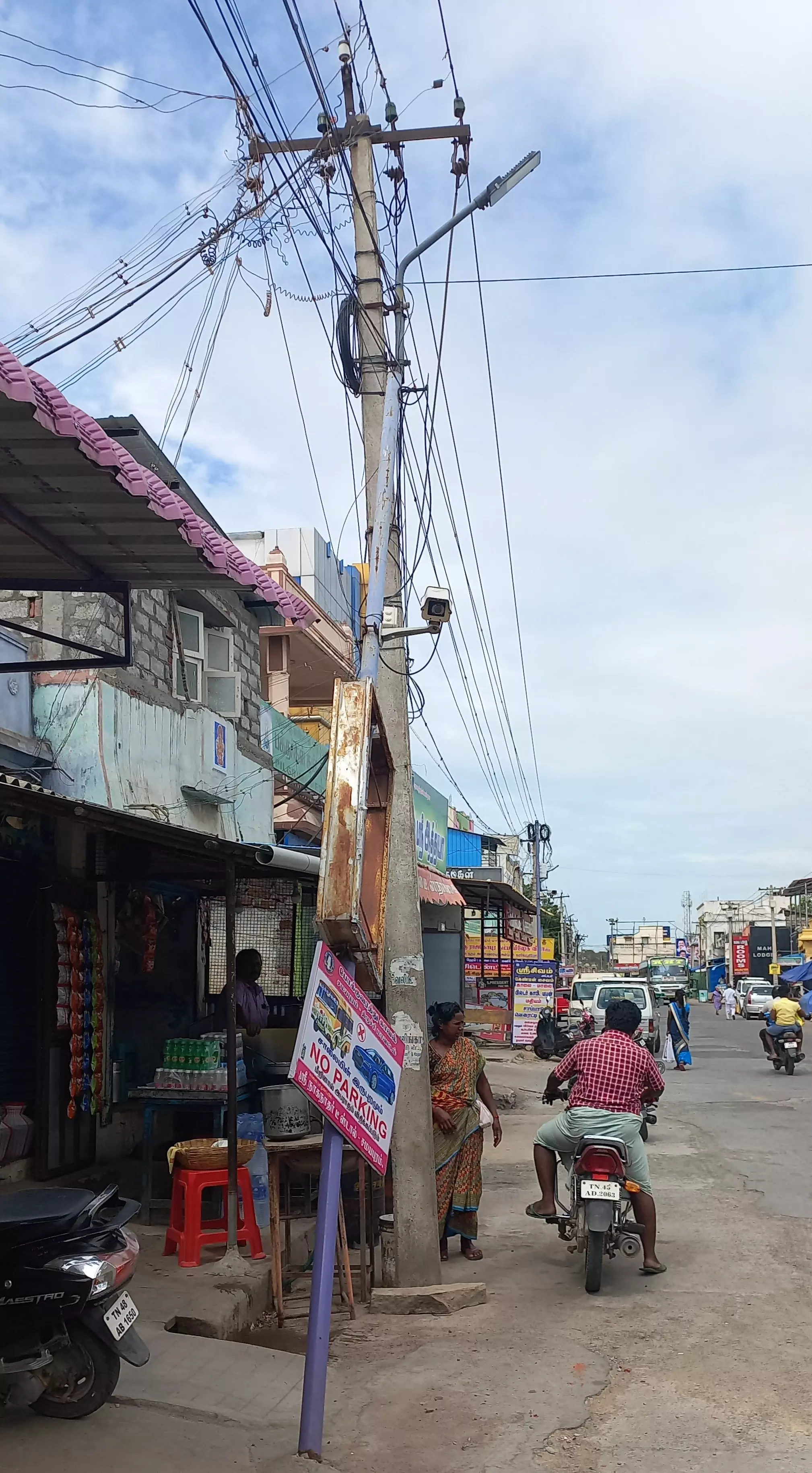 அந்தரத்தில் தொங்கும் கண்காணிப்பு கேமரா