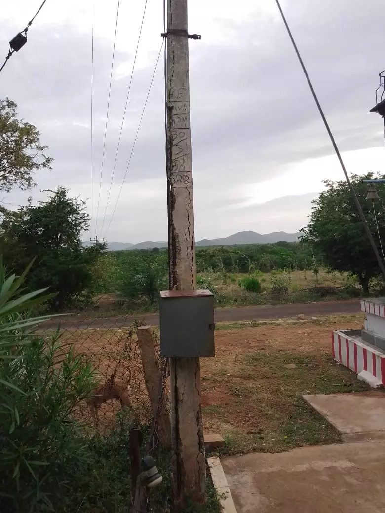 ஆபத்தான மின்கம்பம்