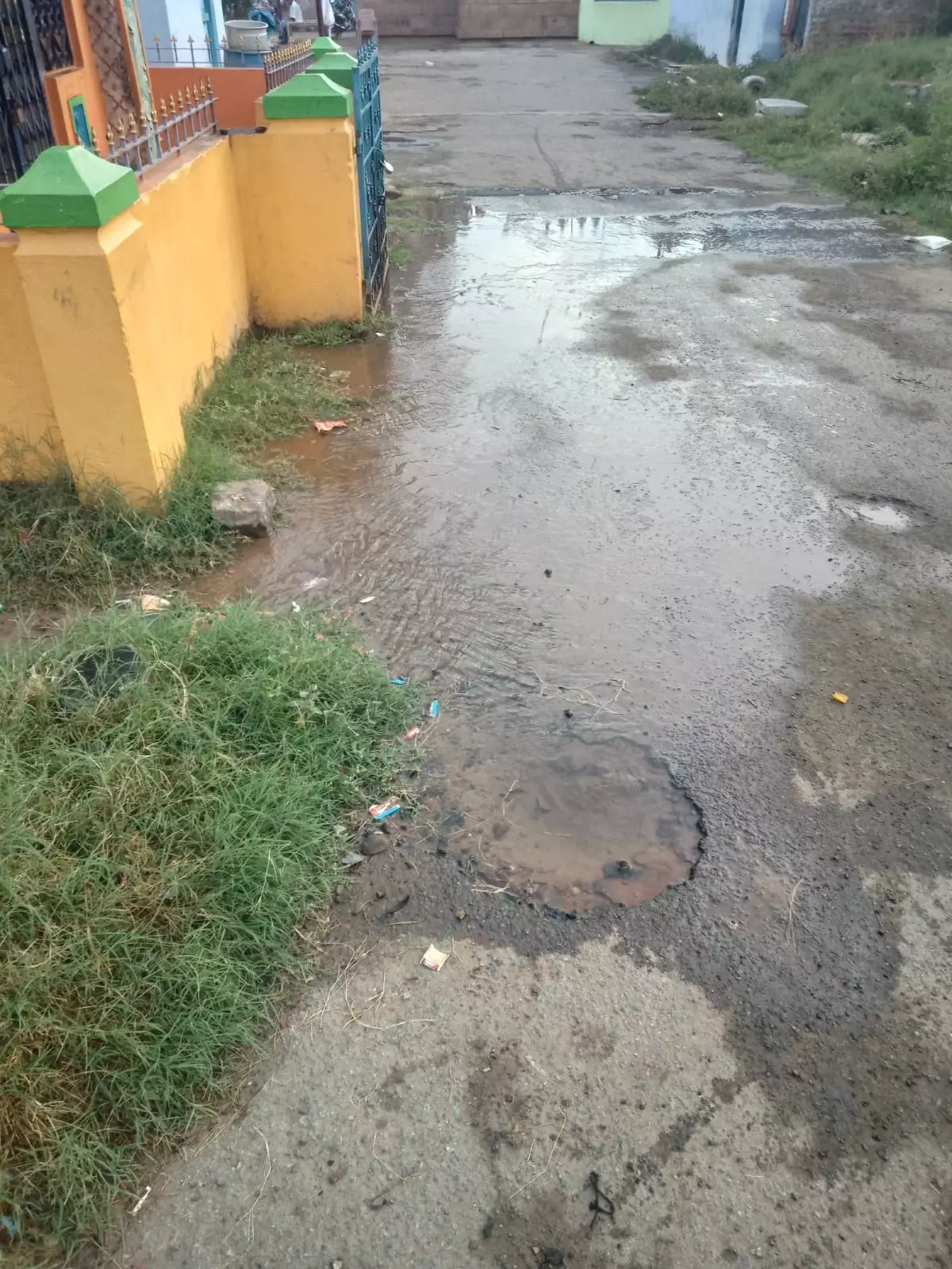 வீணாகும் குடிநீர் வீணாகும் குடிநீர்