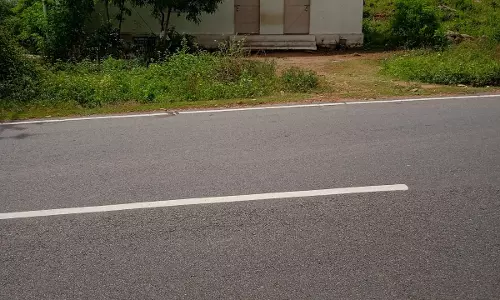 சாலையோரத்தில் குழந்தைகள் மையம் சாலையோரத்தில் குழந்தைகள் மையம்