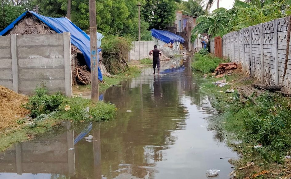 குடியிருப்பு பகுதியில் தேங்கிய கழிவுநீர் குடியிருப்பு பகுதியில் தேங்கிய கழிவுநீர்