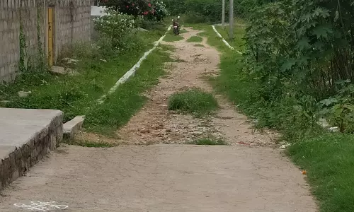 கிடப்பில் போடப்பட்ட சிமெண்டு சாலை கிடப்பில் போடப்பட்ட சிமெண்டு சாலை