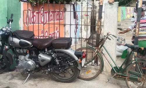 நடைபாதையில் இரும்பு தடுப்பு வேலி அகற்றப்படுமா? நடைபாதையில் இரும்பு தடுப்பு வேலி அகற்றப்படுமா?