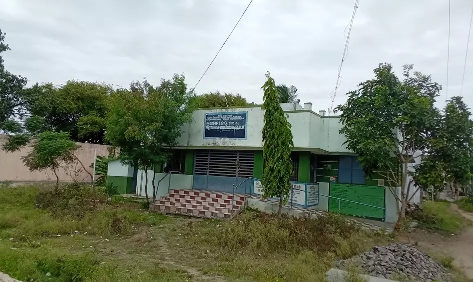 காட்சி பொருளான கிராம சேவை மைய கட்டிடம்