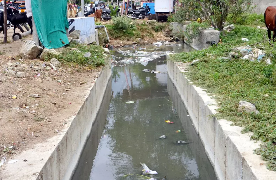 தேங்கி நிற்கும் கழிவுநீர் தேங்கி நிற்கும் கழிவுநீர்