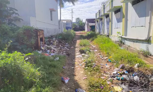 பள்ளி  அருகே குப்பை