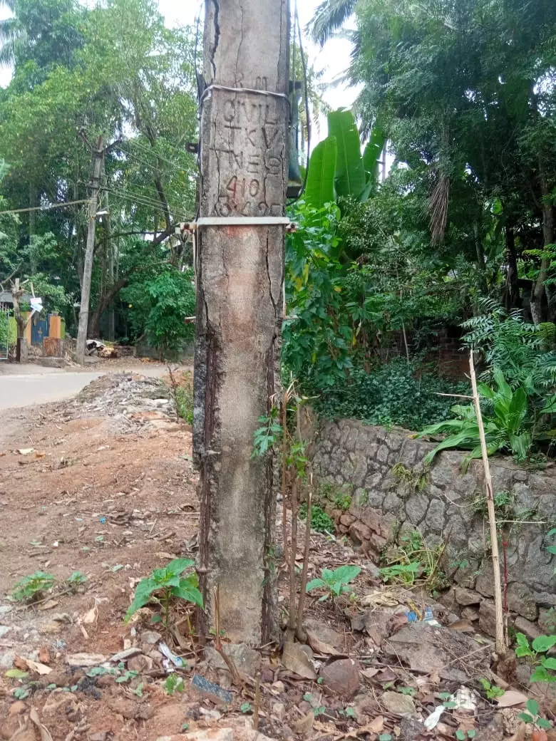 சேதமடைந்த மின்கம்பம்